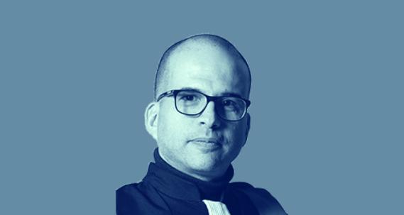 Ydriss Ziane sur un fond blanc en vu de buste